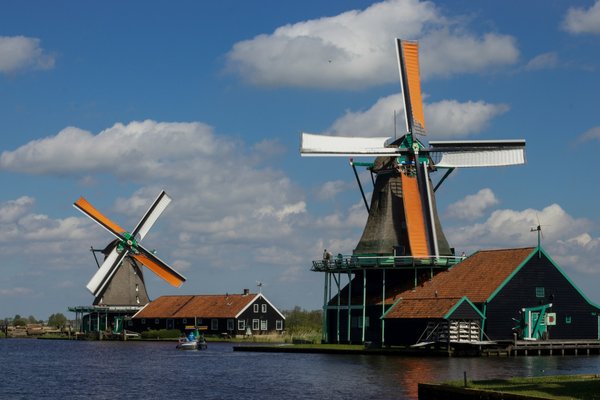 Comment organiser une visite des canaux et moulins des Pays-Bas?
